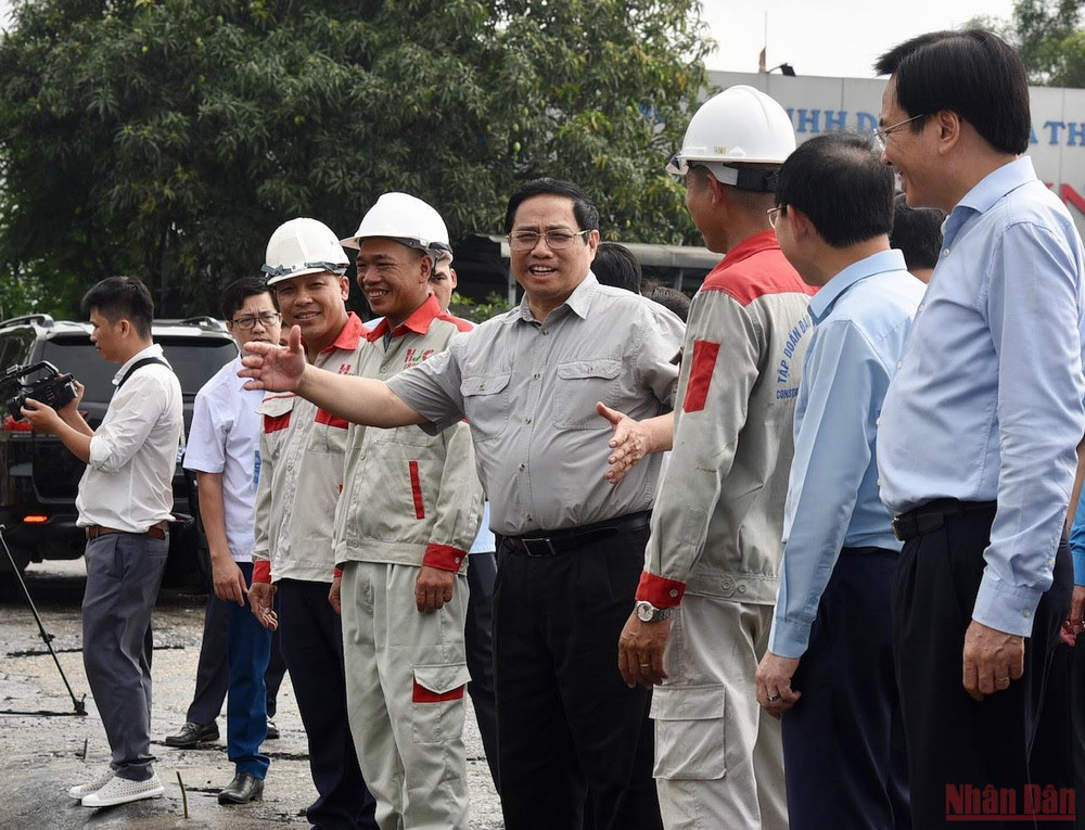 Thủ tướng Phạm Minh Chính kiểm tra và động viên các cán bộ, kỹ sư và công nhân thi công dự án cầu Như Nguyệt. Thủ tướng Phạm Minh Chính thăm công nhân ở khu công nghiệp tỉnh Bắc Giang -2