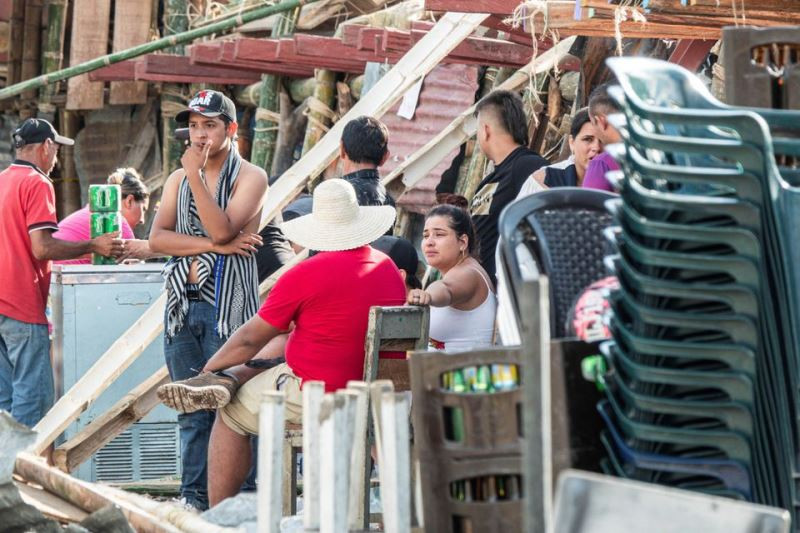 Người dân El Espinal còn chưa hết bàng hoàng sau những gì đã xảy ra trong thảm kịch sập trường đấu bò. (Ảnh: REUTERS) Khoảnh khắc khán đài trường đấu bò đổ sập ở Colombia, khiến hơn 320 người thương vong -0