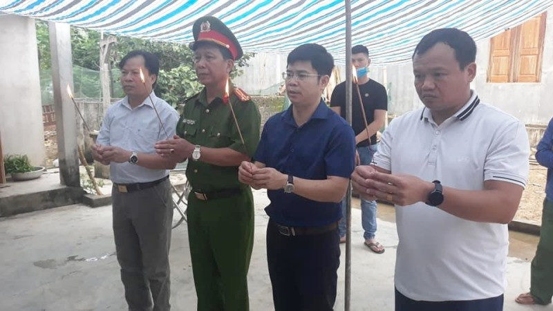 Lãnh đạo huyện Thanh Chương đến thắp hương cho các nạn nhân. Thăm hỏi gia đình nạn nhân vụ tai nạn ở cầu treo qua sông Giăng -0
