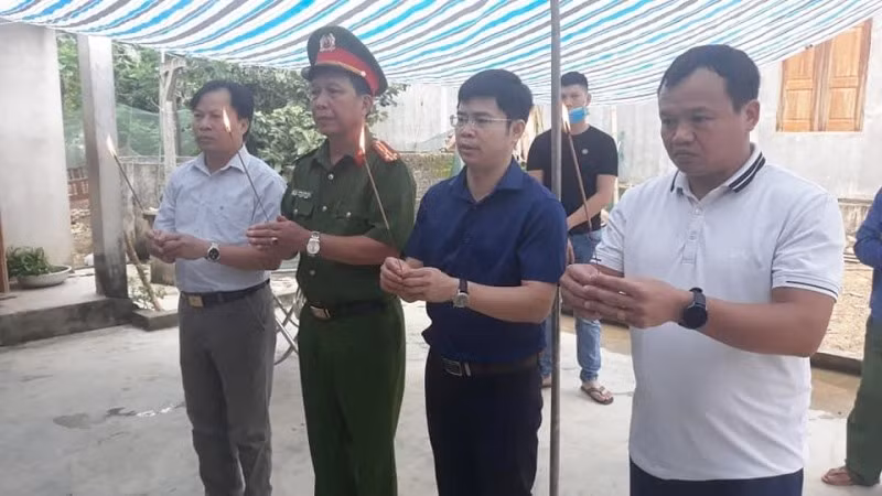 Thăm hỏi gia đình nạn nhân vụ tai nạn ở cầu treo qua sông Giăng -0