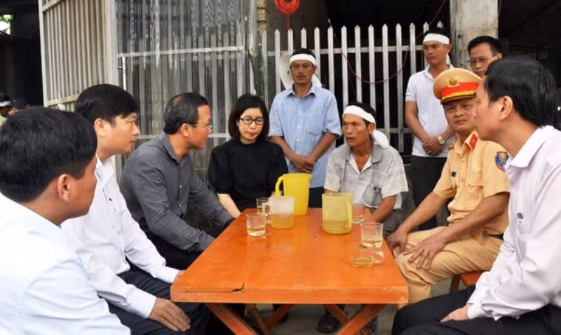 Ủy ban An toàn giao thông quốc gia thăm hỏi gia đình nạn nhân.