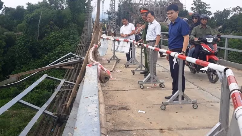 Thăm hỏi gia đình nạn nhân vụ tai nạn ở cầu treo qua sông Giăng -0