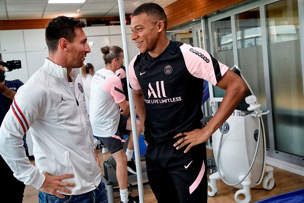 Mbappe là một trong những người đầu tiên chào đón Messi sau khi anh chính thức đến sân, và cầu thủ 22 tuổi này đã đăng những lời chúc tốt đẹp nhất tới Messi trên mạng xã hội. "Chào mừng đến Paris, Leo", Mbappe viết. Buổi tập đầu tiên của Messi tại PSG -0