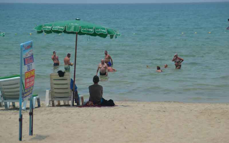 Du khách nước ngoài thư giãn trên bãi biển Patong ở Phuket. (Ảnh: Bưu điện Bangkok)