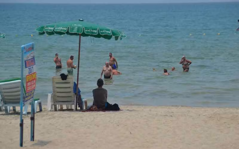 Du khách nước ngoài thư giãn trên bãi biển Patong ở Phuket. (Ảnh: Bưu điện Bangkok)