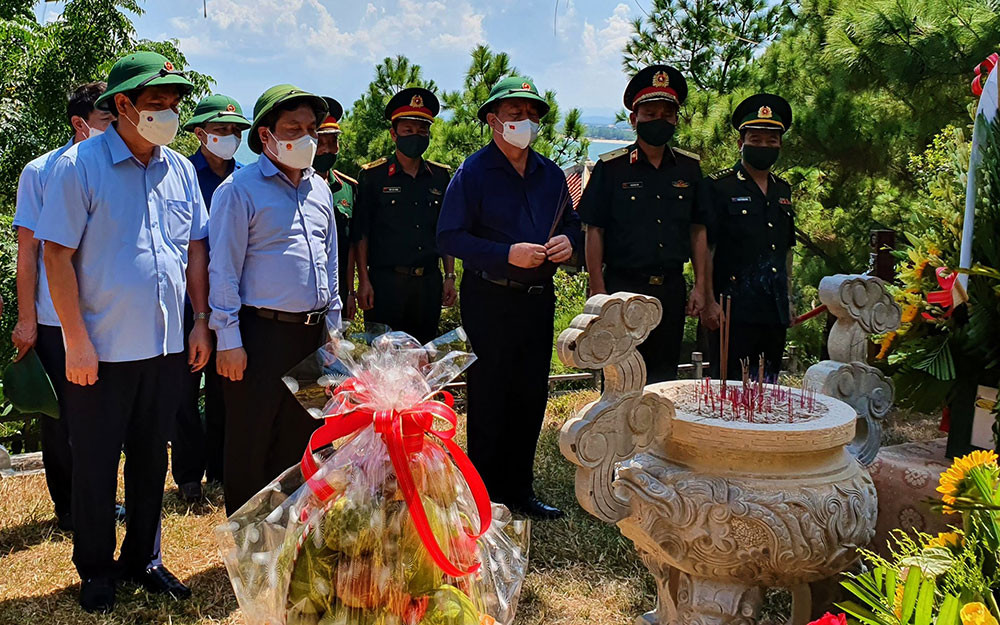 Đồng chí Nguyễn Trọng Nghĩa, Bí thư Trung ương Đảng, Trưởng Ban Tuyên giáo Trung ương dâng hương, viếng mộ Đại tướng Võ Nguyên Giáp.