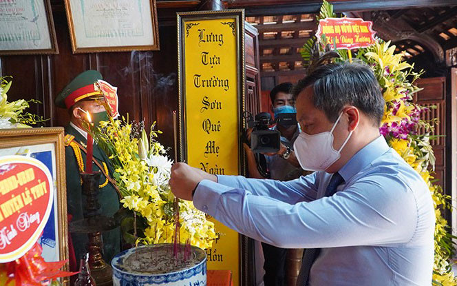 Bí thư Tỉnh ủy Quảng Bình dâng hương tại nhà lưu niệm Đại tướng Võ Nguyên Giáp. Trưởng Ban Tuyên giáo Trung ương viếng mộ Đại tướng Võ Nguyên Giáp -0