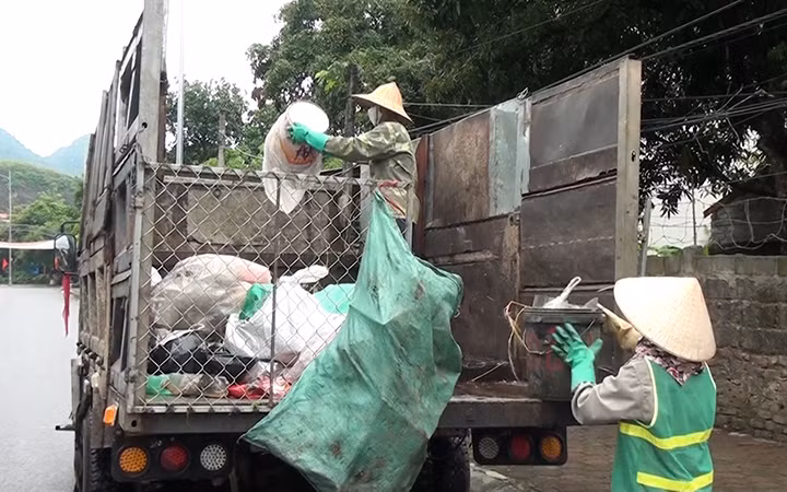 Thu gom chất thải rắn sinh hoạt bằng xe cơ giới tại khu vực nông thôn tỉnh Hà Nam. 