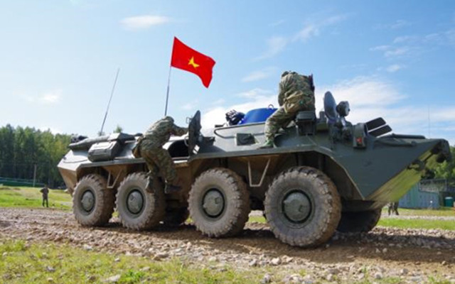 Đội tuyển Hóa học QĐND Việt Nam khẩn trương triển khai xe sau khi có hiệu lệnh xuất phát. Ảnh: PHẠM KIÊN Ngày thi đấu ấn tượng của các đội tuyển QĐND Việt Nam -0