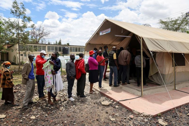 Xếp hàng chờ tiêm vaccine phòng Covid-19 tại Bệnh viện Referral Narok, ở Narok, Kenya, ngày 1/12/2021. (Ảnh: REUTERS) WHO: Châu Phi hướng đến sống chung với Covid-19 -0