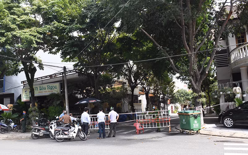 Lực lượng chức năng phong toả khu vực có sáu ca nhiễm tại phường Mỹ An, quận Ngũ Hành Sơn, thành phố Đà Nẵng.