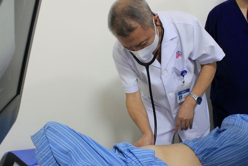 GS, TS Lê Ngọc Thành - Giám đốc Bệnh viện E khám lại cho bệnh nhân. Bệnh nhân đầu tiên tại Việt Nam được thay lại van tim nhân tạo bị thoái hóa -0