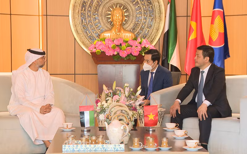 Bộ trưởng Công thương Nguyễn Hồng Diên và Bộ trưởng Năng lượng và Cơ sở hạ tầng Suhail Mohamed Al Mazrouei tại buổi gặp mặt.