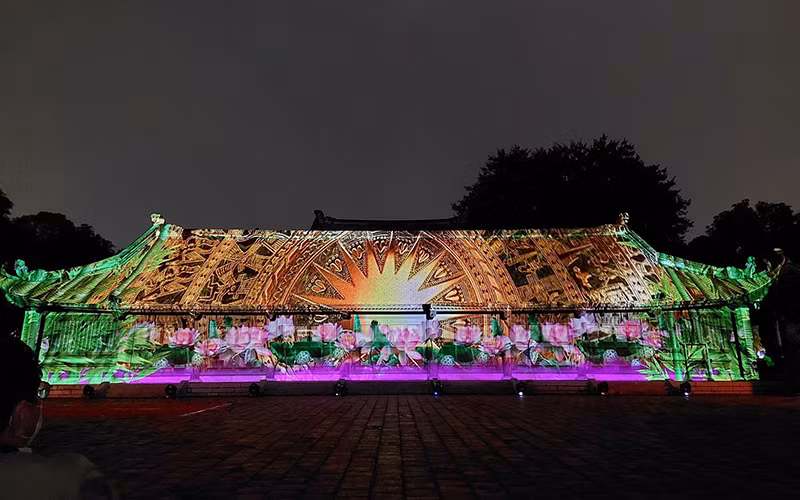 Văn Miếu-Quốc Tử Giám trở nên lung linh, sống động khi được trình chiếu bằng công nghệ 3D Mapping.