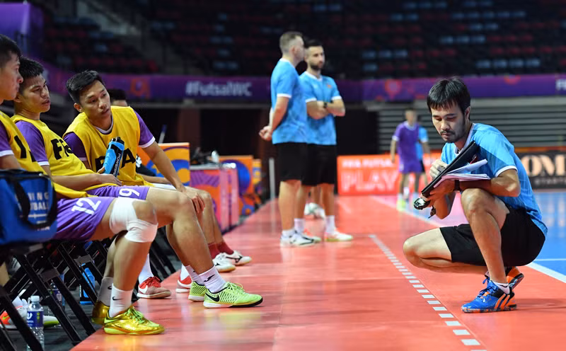 HLV Phạm Minh Giang nghiên cứu kỹ đối thủ Brazil. (Ảnh: VFF)