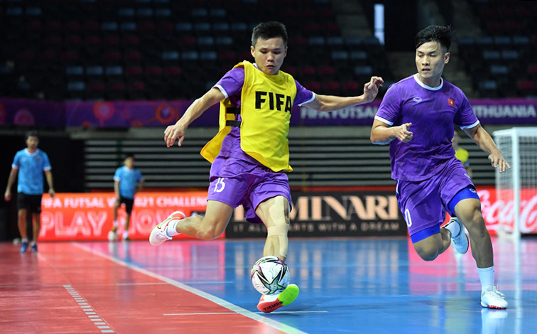 Các cầu thủ đấu tập trên sân thi đấu chính thức Klaipeda Arena. (Ảnh: VFF) Đội tuyển futsal Việt Nam lên phương án đối đầu Brazil -0