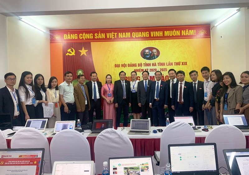 Đồng chí Thuận Hữu, Tổng Biên tập Báo Nhân Dân, Phó Trưởng Ban Tuyên giáo T.Ư, Chủ tịch Hội Nhà báo Việt Nam và lãnh đạo Bộ Thông tin và Truyền thông kiểm tra Trung tâm tác nghiệp báo chí phục vụ đại hội Hà Tĩnh phấn đấu trở thành tỉnh khá của cả nước -0