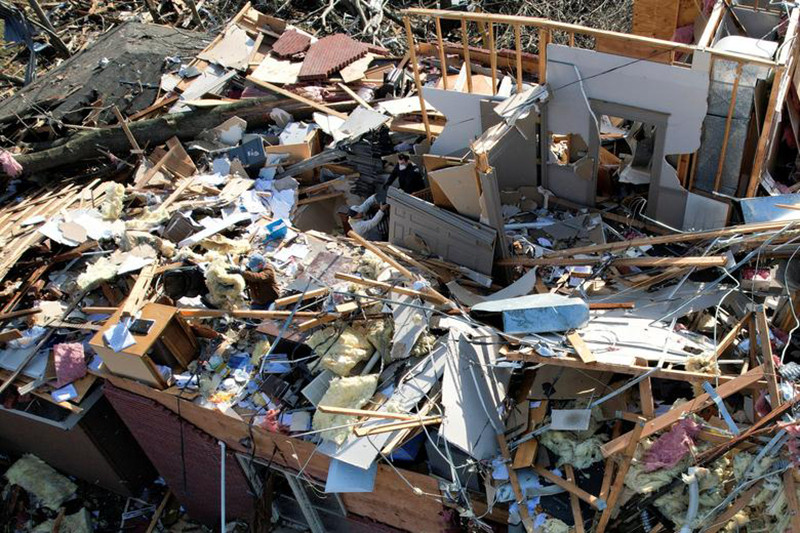 Người dân Mayfield bắt đầu dọn dẹp hậu quả do bão và lốc xoáy gây ra. (Ảnh: Reuters) kentucky -0