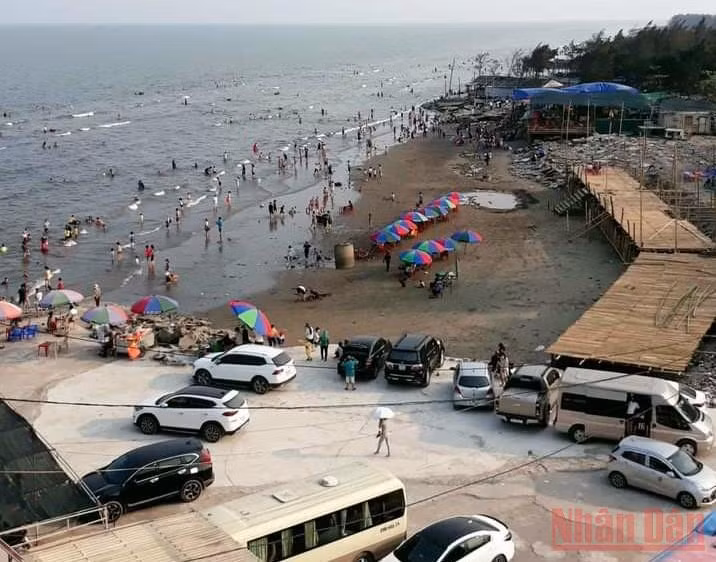 Hơn 10 nghìn người đổ về bãi biển cồn Vành ngày đầu kỳ nghỉ lễ -0