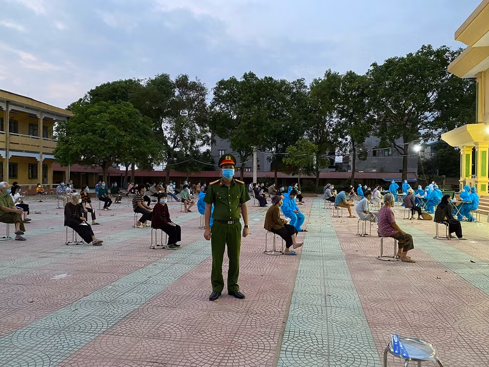 Lấy mẫu xét nghiệm cho người dân ở huyện Thuận Thành, Bắc Ninh.