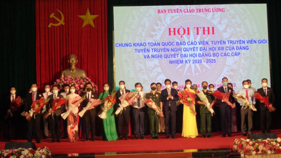 Ban tổ chức tặng hoa các thí sinh. Khai mạc Hội thi Chung khảo toàn quốc Báo cáo viên, tuyên truyền viên giỏi -0