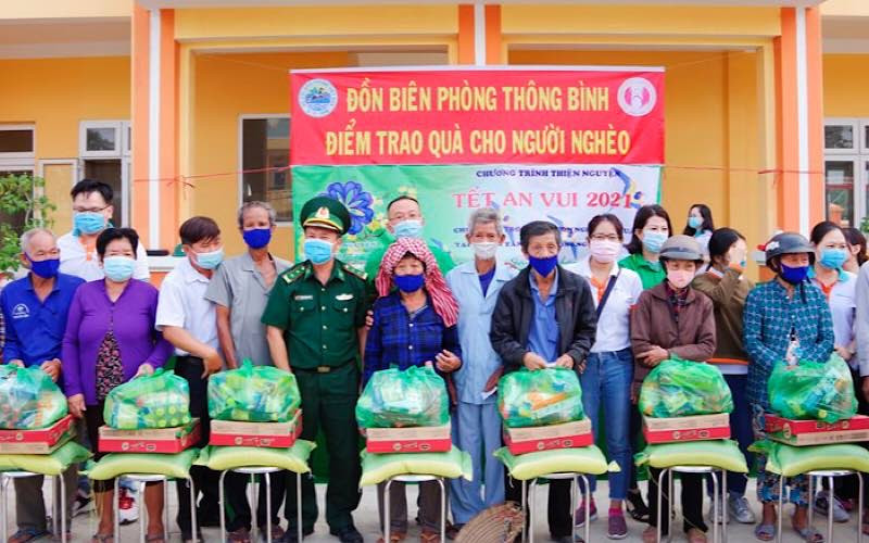Đại diện đoàn thiện nguyện, địa phương và Đồn Biên phòng Thông Bình trao quà cho hộ nghèo. (Ảnh: Phú Quý)