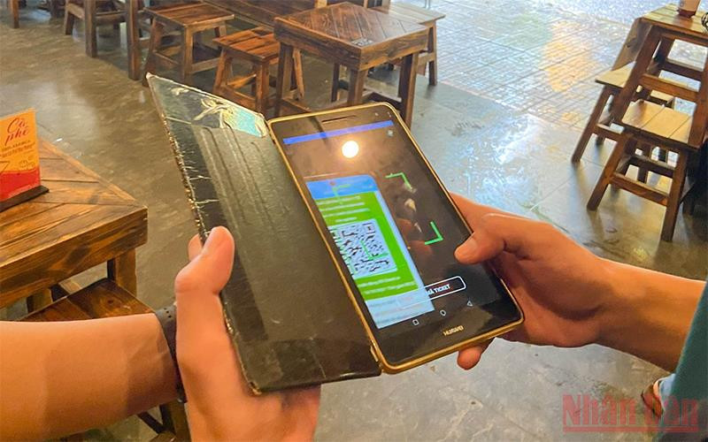 Nhiều “thẻ xanh” hào hứng khi được quét mã QR. A3-1634363072526.jpg