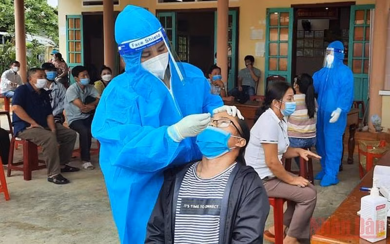 Đẩy nhanh tiến độ lấy mẫu xét nghiệm người dân tại huyện Phước Sơn.
