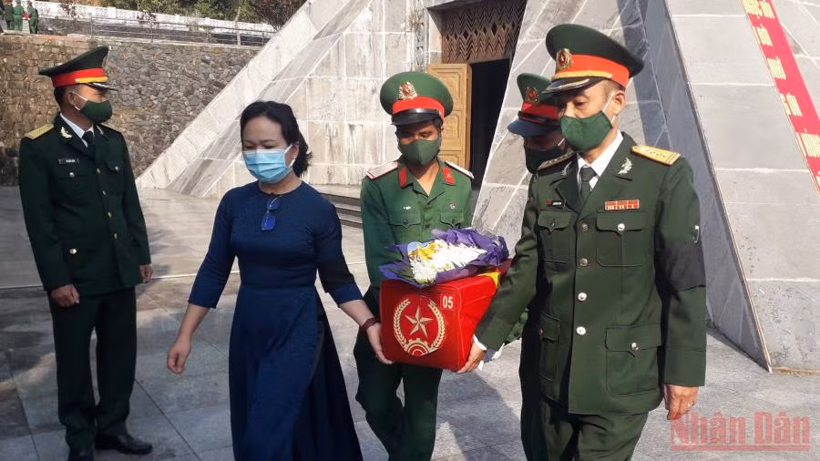 Truy điệu và an táng 5 hài cốt liệt sĩ tại Nghĩa trang liệt sĩ huyện Ngọc Hồi.