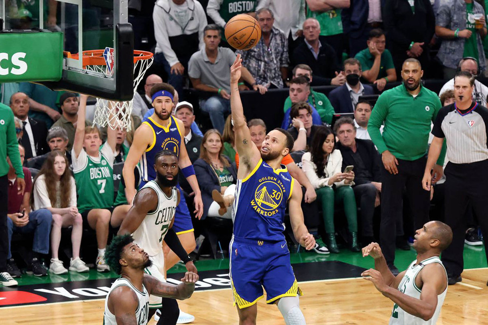 Stephen Curry giành danh hiệu MVP (Cầu thủ xuất sắc nhất trận chung kết). (Ảnh: Reuters) Golden State Warriors vô địch NBA mùa giải 2021/2022 -0