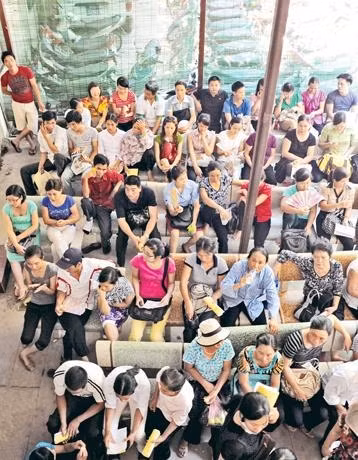 Bệnh nhân đợi thăm khám tại Bệnh viện Nội tiết Trung ương.