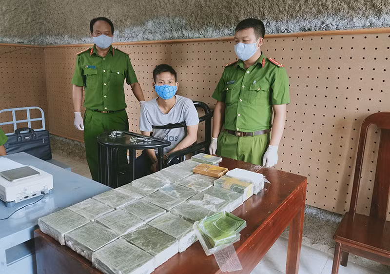 Đối tượng Mùa A Cúng cùng tang vật.