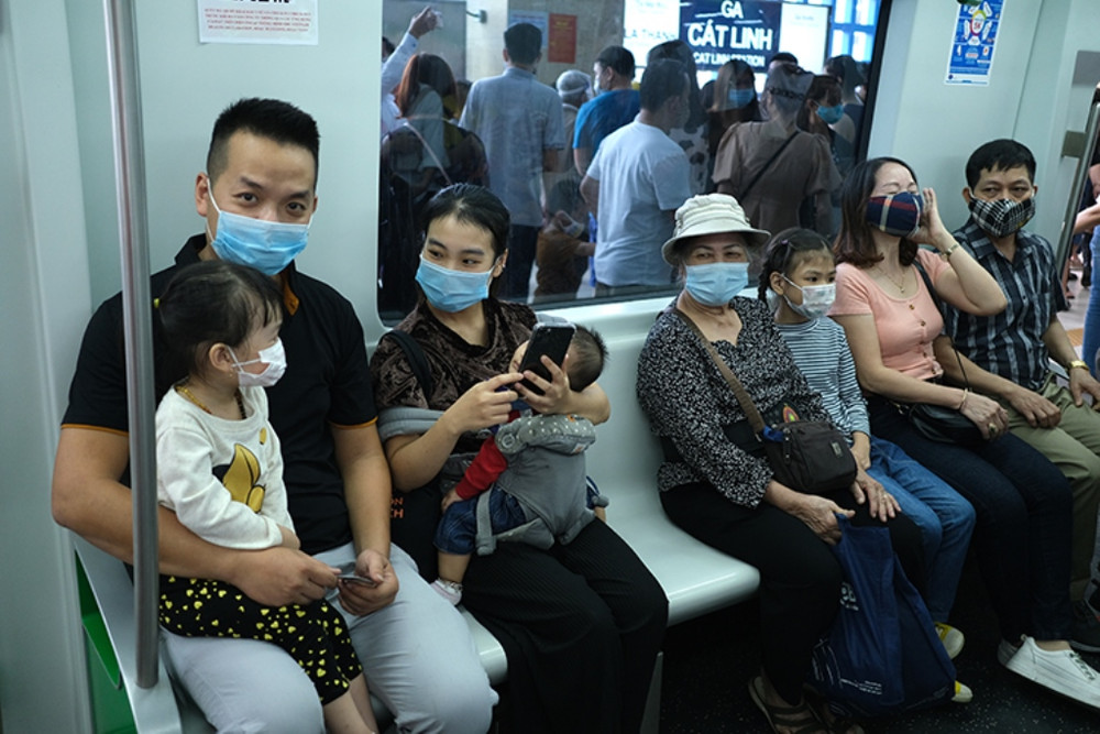 Người dân chen chúc đi thử tàu điện Cát Linh - Hà Đông, tiềm ẩn nguy cơ dịch bệnh ảnh 9 Người dân chen chúc đi thử tàu điện Cát Linh - Hà Đông, tiềm ẩn nguy cơ dịch bệnh -0