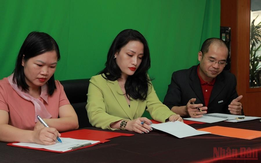 Các nhà đầu tư ký kết đầu tư với các dự án. (Ảnh: HÀ LINH) Kết nối đầu tư cho năm dự án xuất sắc về công nghệ giáo dục -0