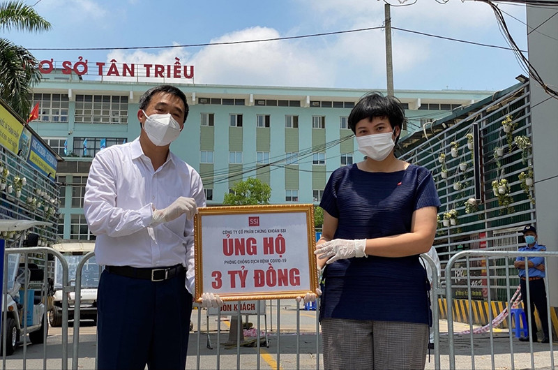 Ngày 14-5, Thứ trưởng Y tế Trần Văn Thuấn tiếp nhận hỗ trợ 3 tỷ đồng từ Công ty CP Chứng khoán SSI. Doanh nghiệp đầu ngành tiên phong trong công tác phòng, chống dịch Covid-19 -0