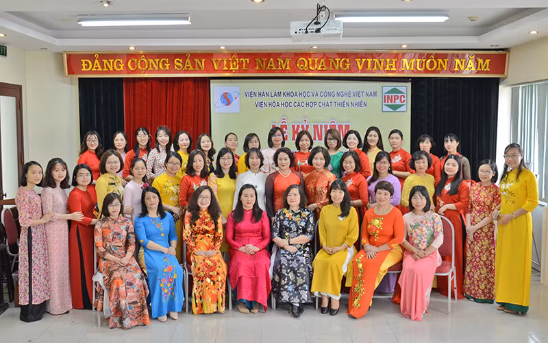 Tập thể nữ Viện Hóa học các hợp chất thiên nhiên, Viện Hàn lâm Khoa học và Công nghệ Việt Nam.