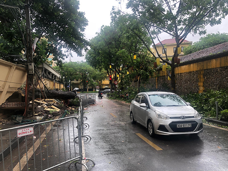 Đến hơn 7 giờ, các phương tiện có thể lưu thông bình thường qua phố Hỏa Lò. Khắc phục sự cố cây đổ trên phố Hỏa Lò -0