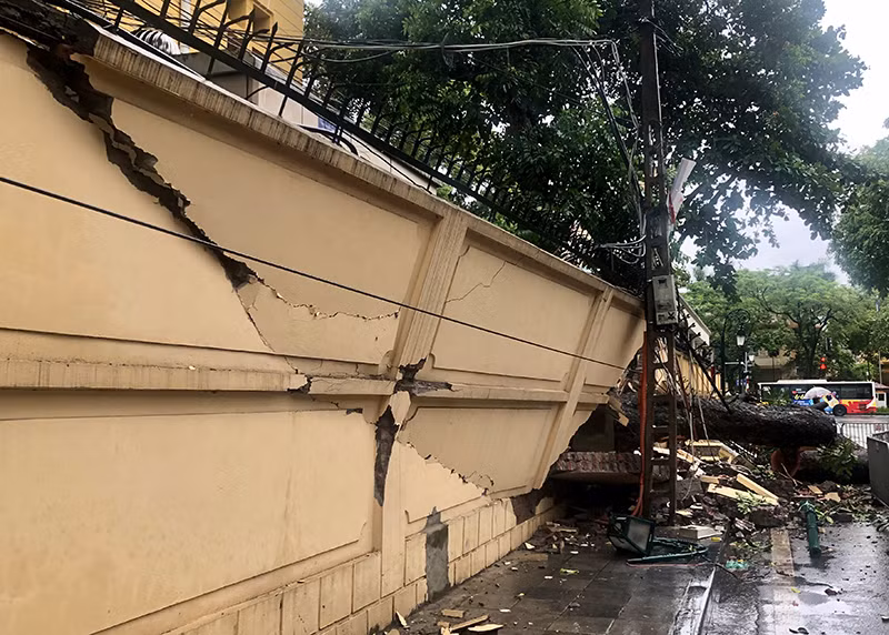 Khắc phục sự cố cây đổ trên phố Hỏa Lò -0