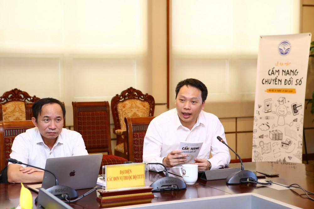 Ông Nguyễn Huy Dũng phát biểu tại lễ ra mắt Cẩm nang chuyển đổi số. Ra mắt Cẩm nang chuyển đổi số -0