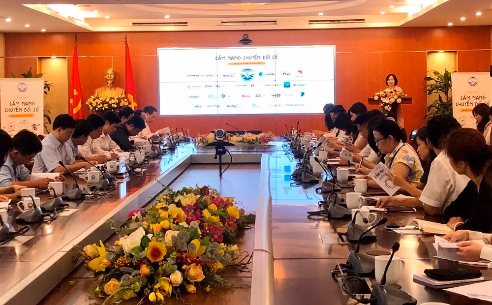 Toàn cảnh buổi ra mắt Cẩm nang chuyển đổi số.