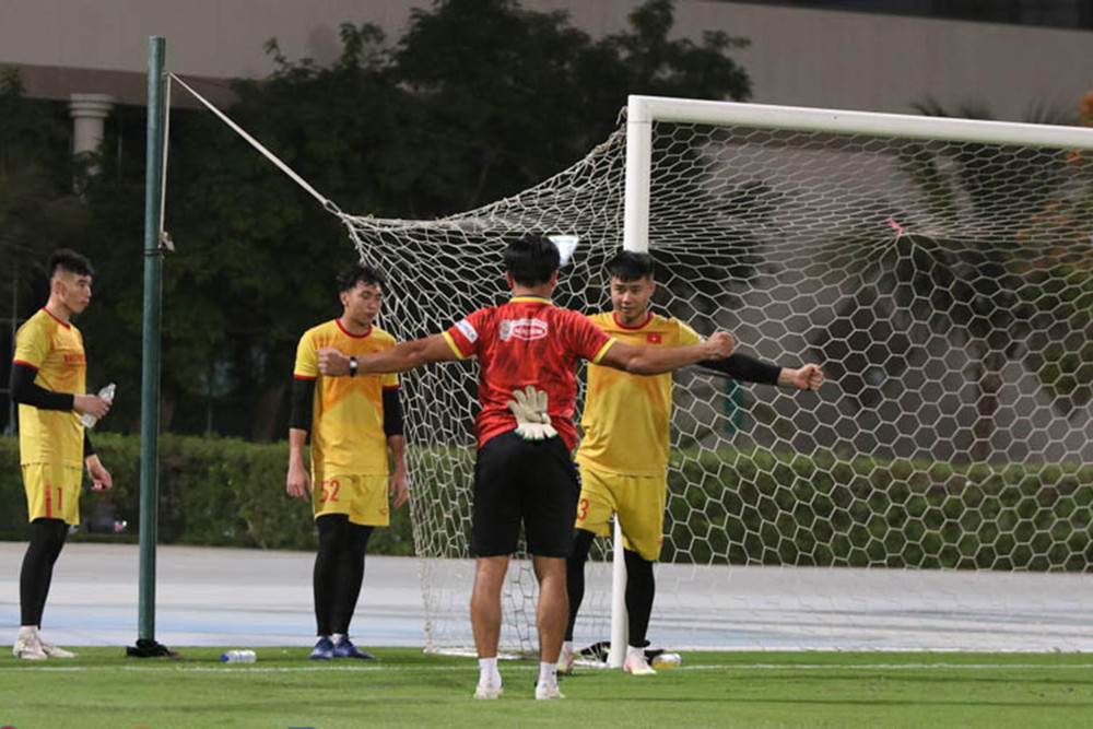 Các bài tập dành cho vị trí thủ môn. (Ảnh: VFF) U23 Việt Nam bước vào buổi tập đầu tiên tại UAE -0