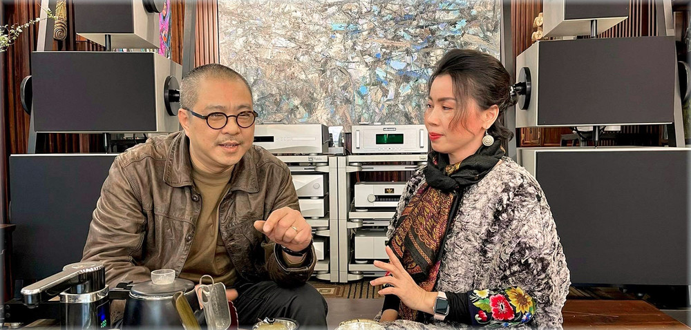 Họa sĩ Phạm An Hải trò chuyện cùng nhà báo Phan Thanh Phong. Họa sĩ Phạm An Hải: Tôi muốn nghệ thuật trừu tượng gần gũi, dễ giao hòa với người xem -1
