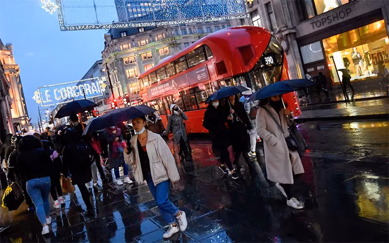 Phố Oxford tại London, Anh, trước mùa Giáng sinh năm 2020. (Ảnh: Reuters)