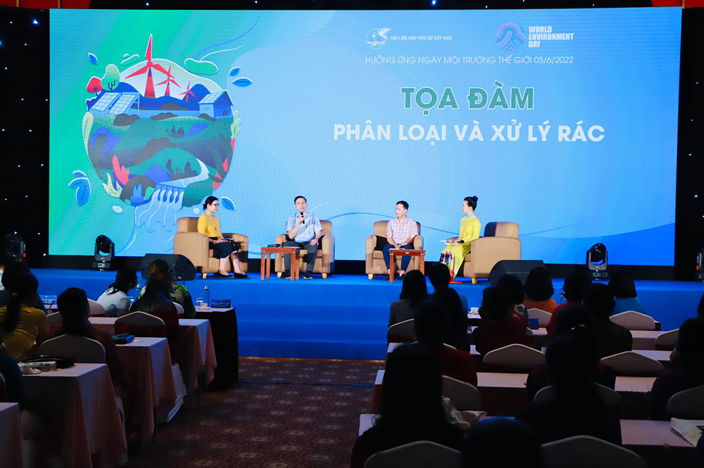 Các khách mời chia sẻ về chủ đề "Phân loại và xử lý rác". Thúc đẩy vai trò của phụ nữ trong bảo vệ môi trường, phòng chống thiên tai -0