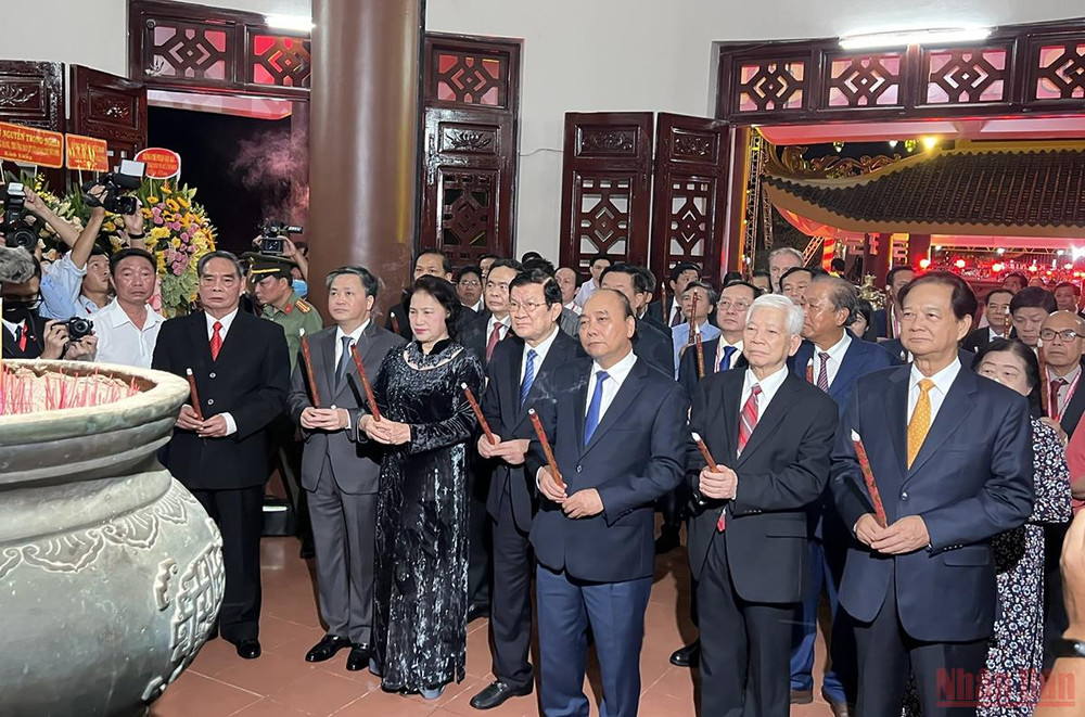 Chủ tịch nước Nguyễn Xuân Phúc và các lãnh đạo, nguyên lãnh đạo Đảng, Nhà nước dâng hương tại Đền thờ Cụ Nguyễn Đình Chiểu. Chủ tịch nước Nguyễn Xuân Phúc dự Lễ Kỷ niệm 200 năm Ngày sinh Danh nhân Nguyễn Đình Chiểu -0