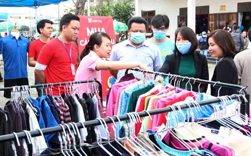 Công nhân, lao động mua sắm tại Phiên chợ công nhân Tết ấm hơn với người lao động -0