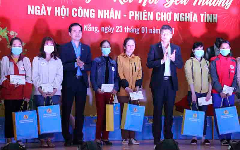 Trao quà Tết cho người lao động có hoàn cảnh khó khăn. Tết ấm hơn với người lao động -0