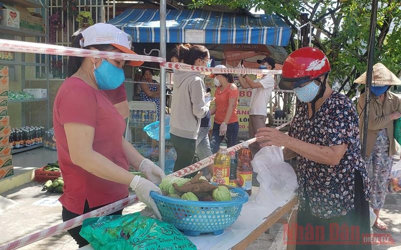 Mỗi người được nhận đủ dùng cho nhiều ngày, Quầy hàng 0 đồng - tình người giữa mùa dịch -0