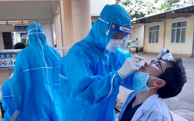 Lấy mẫu xét nghiệm cho bác sĩ, nhân viên y tế, bệnh nhân tại Bệnh viện đa khoa tỉnh Gia Lai. (Ảnh: Như Nguyện)