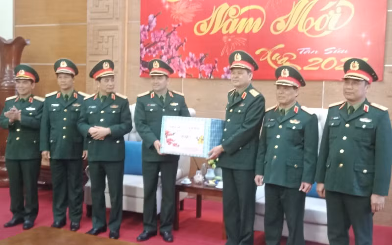 Đồng chí Phan Văn Giang và Đoàn công tác tặng quà Bộ tư lệnh Quân khu I.